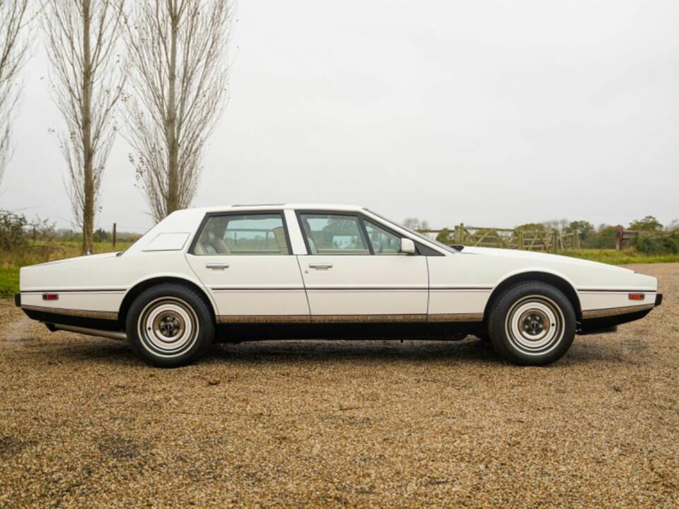 Image 4/12 of Aston Martin Lagonda (1982)