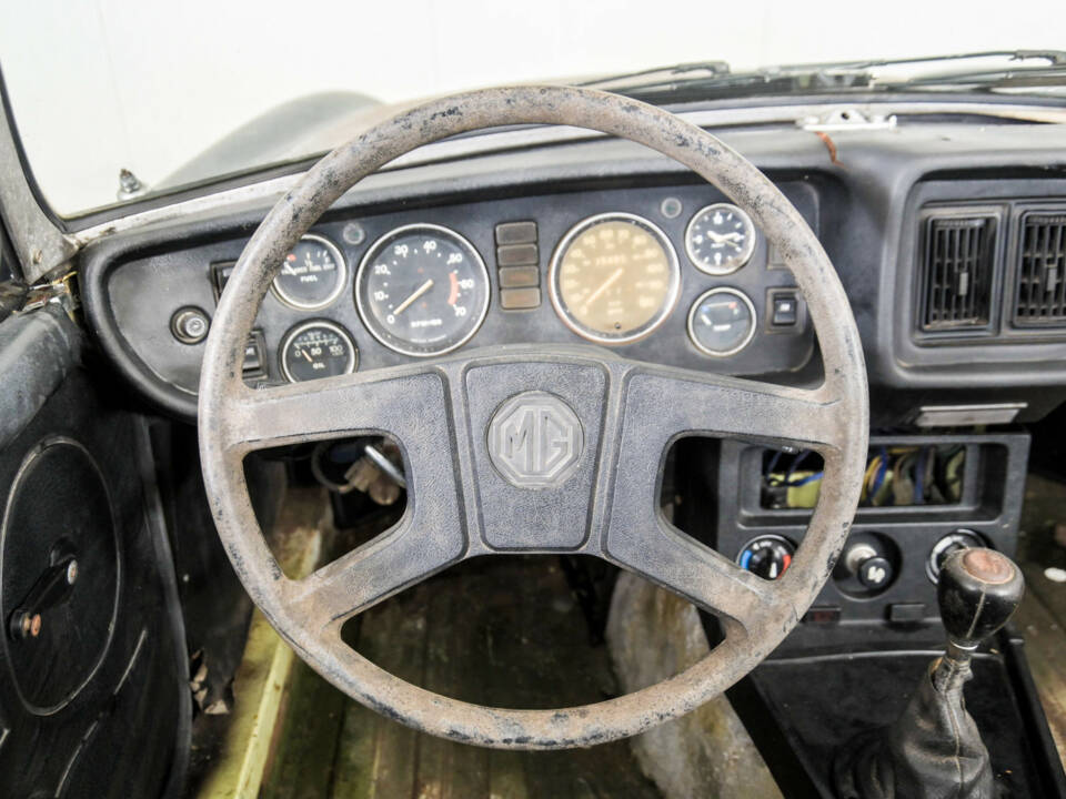 Image 8/50 of MG MGB (1977)