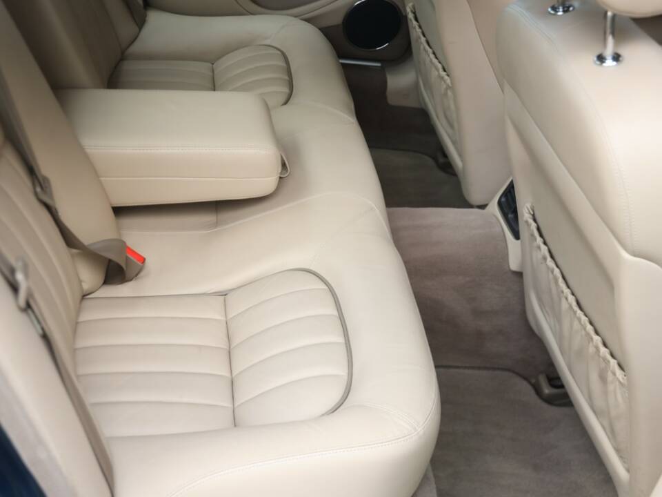 Bild 24/50 von Jaguar XJ 8 4.0 Executive (2001)