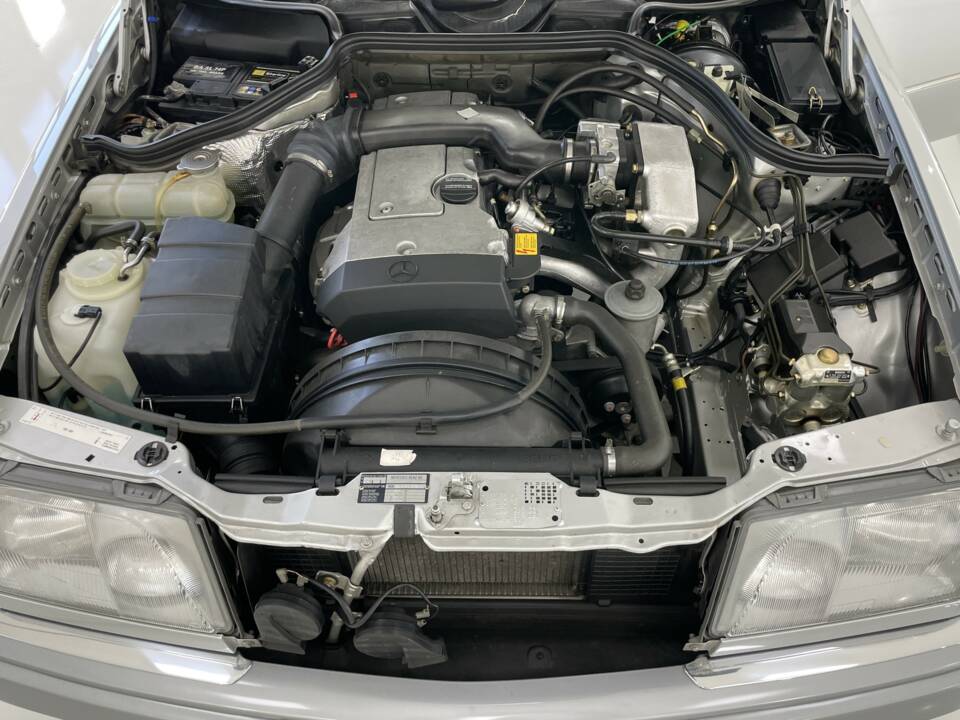 Immagine 17/32 di Mercedes-Benz E 200 (1994)