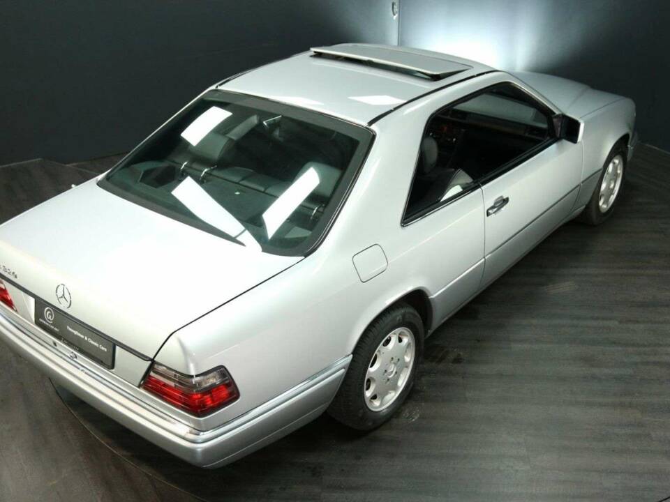 Image 6/30 of Mercedes-Benz E 320 (1994)