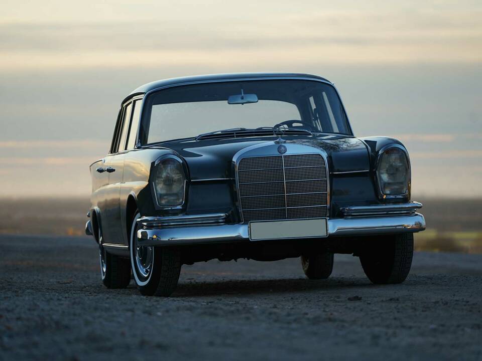 Image 8/24 of Mercedes-Benz 220 S b (1965)