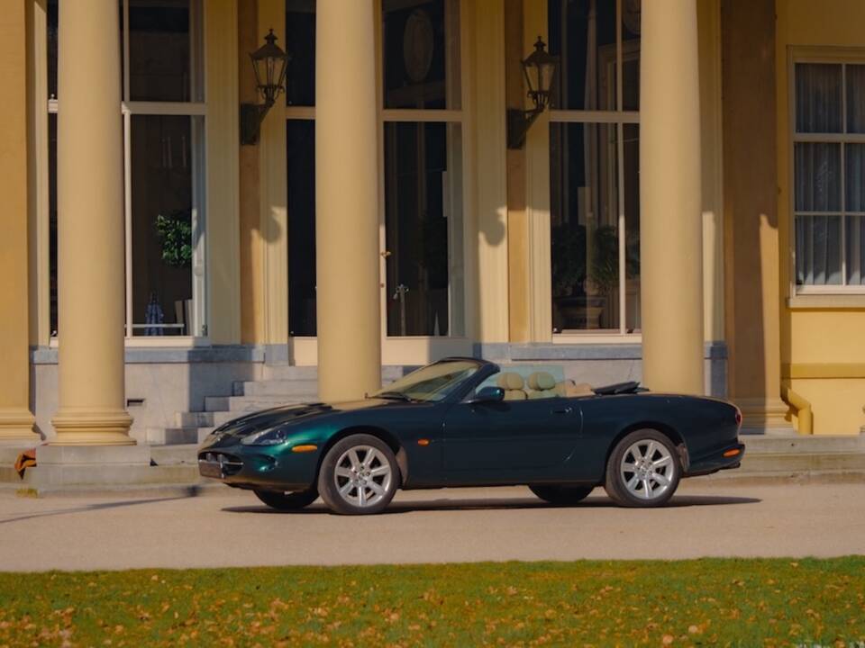 Image 49/49 of Jaguar XK8 4.2 (2003)