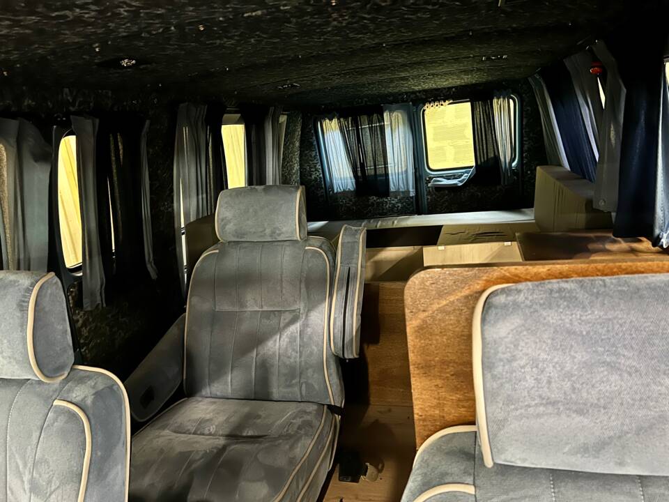 Image 18/20 of Chevrolet Van (1988)
