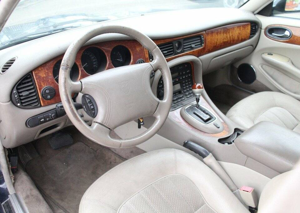 Bild 2/8 von Jaguar XJ 8 Executive (1997)
