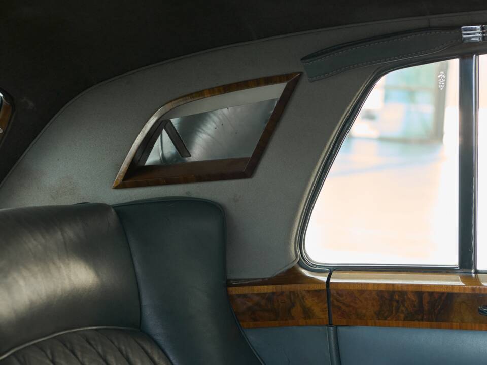 Image 48/50 of Bentley S 3 (1964)