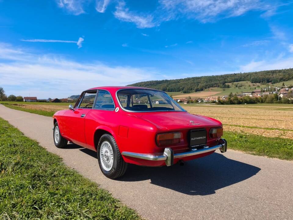 Bild 2/27 von Alfa Romeo 2000 GT Veloce (1972)
