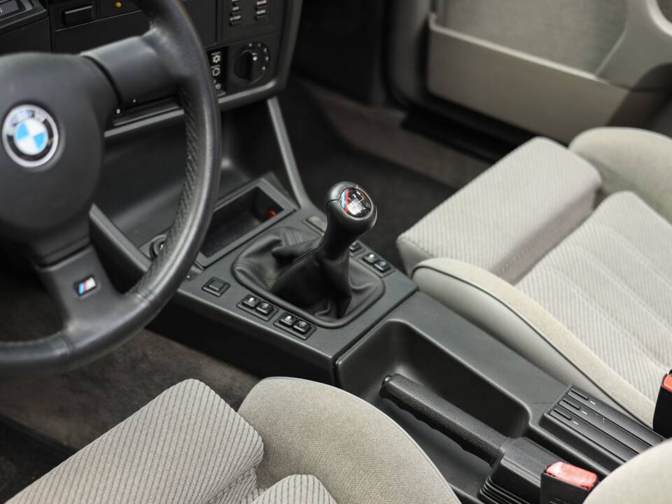 Image 12/82 of BMW 325ix (1989)