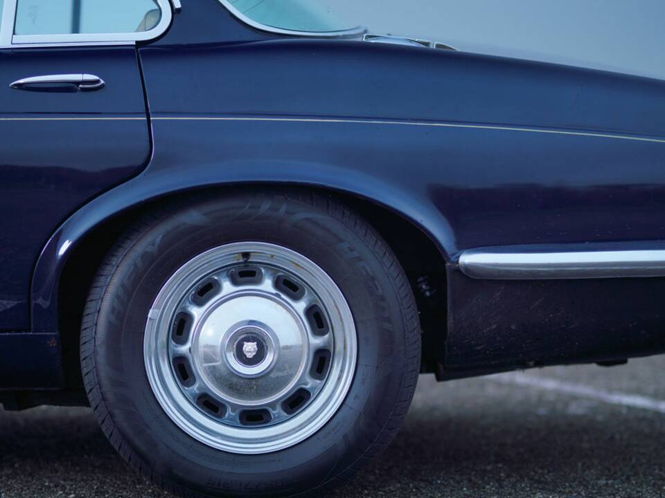 Image 21/26 de Jaguar XJ 6 L 4.2 (1976)