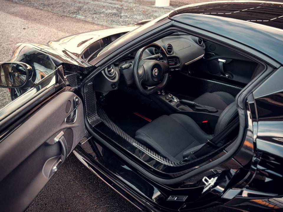 Image 7/50 of Alfa Romeo 4C (2016)