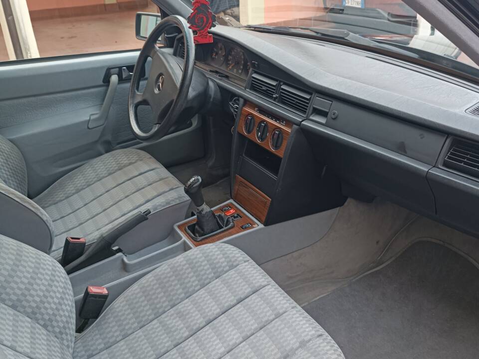Image 4/6 of Mercedes-Benz 190 E 1.8 (1992)