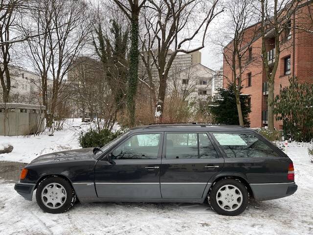 Imagen 1/21 de Mercedes-Benz 220 TE (1993)