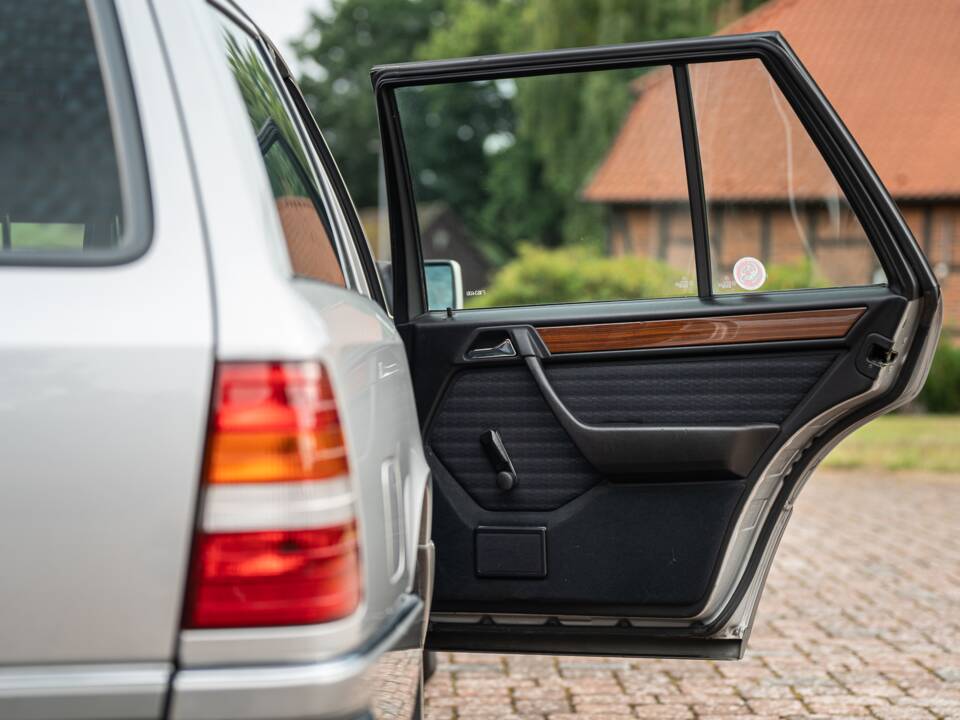 Imagen 47/72 de Mercedes-Benz 250 TD (1991)