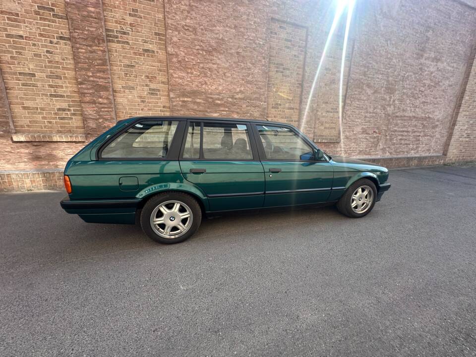 Image 8/23 of BMW 325i Touring (1993)