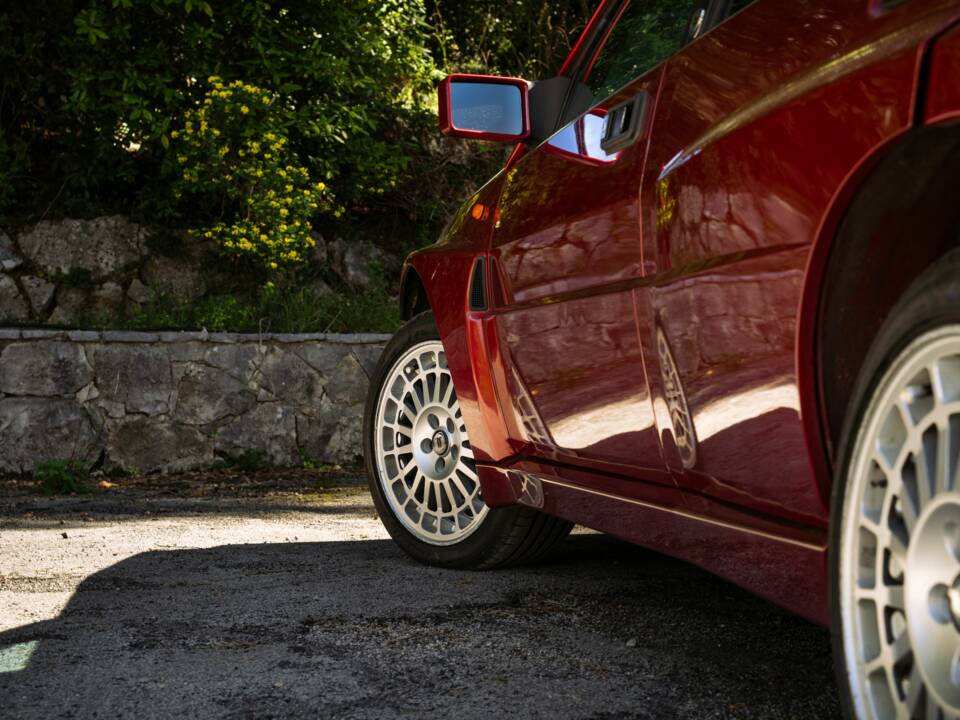 Image 4/63 of Lancia Delta HF Integrale Evoluzione II (1994)