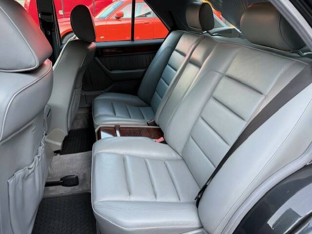 Image 18/27 of Mercedes-Benz E 500 (1994)