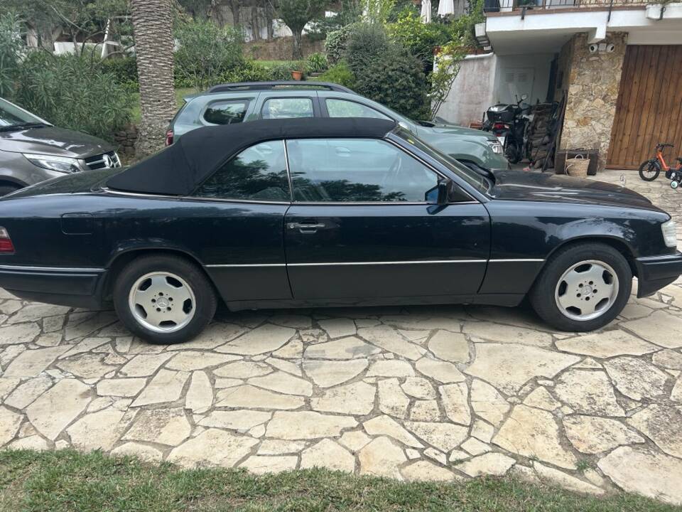 Bild 7/8 von Mercedes-Benz E 200 (1995)