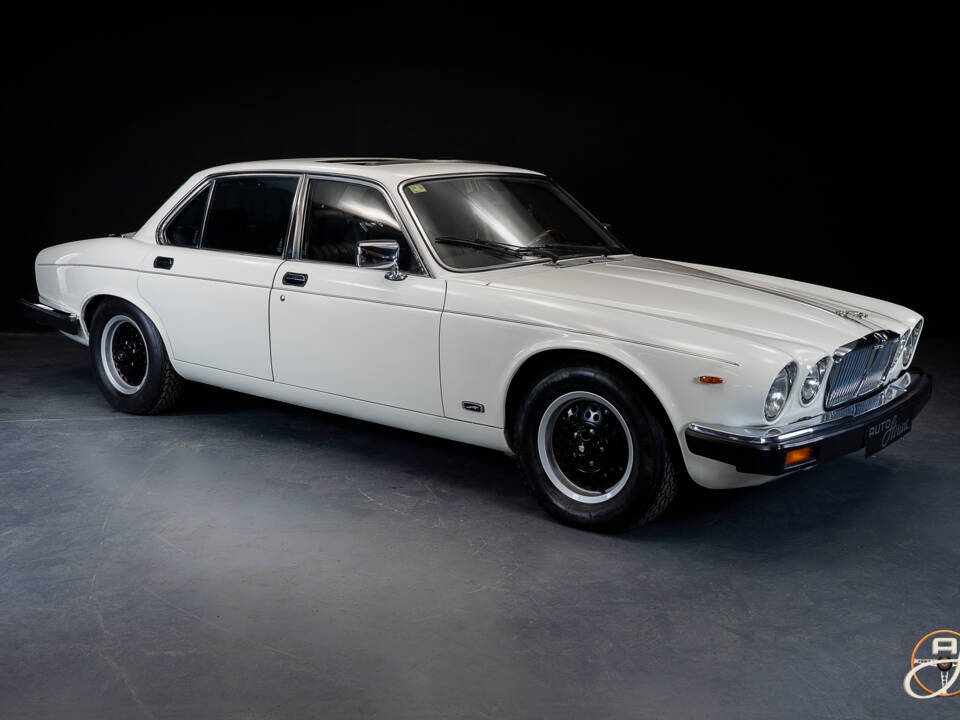 Image 7/22 of Jaguar XJ 12 (1986)
