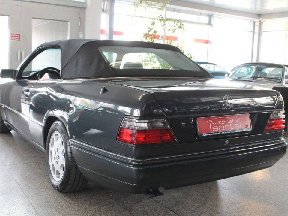 Image 4/20 de Mercedes-Benz 300 CE-24 (1996)