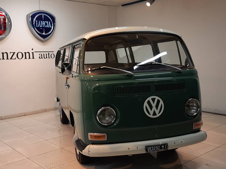 Image 31/37 of Volkswagen T2a Kombi (1970)