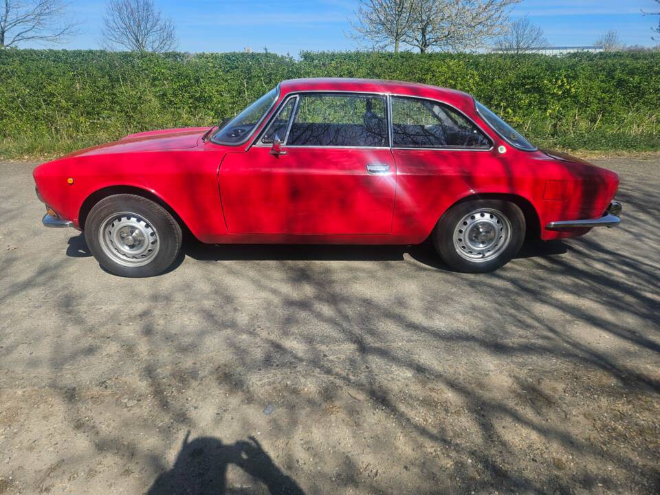 Immagine 3/7 di Alfa Romeo Giulia 1600 GT Junior (1974)