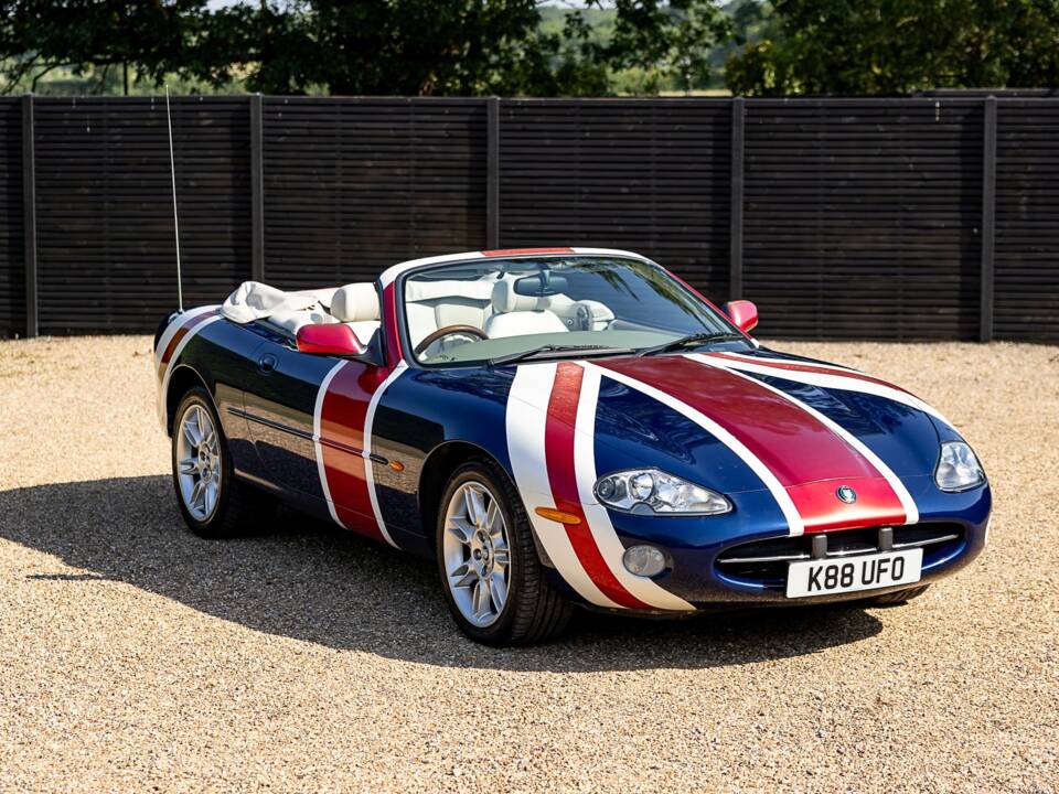 Immagine 1/42 di Jaguar XK8 4.0 (2001)