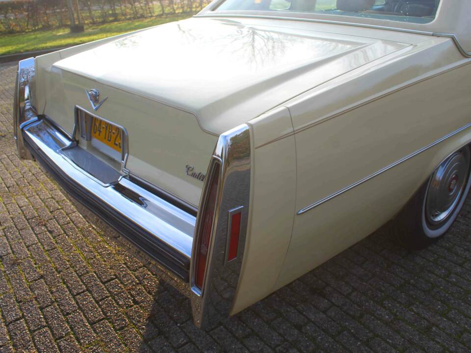 Image 28/56 of Cadillac Coupe DeVille (1977)