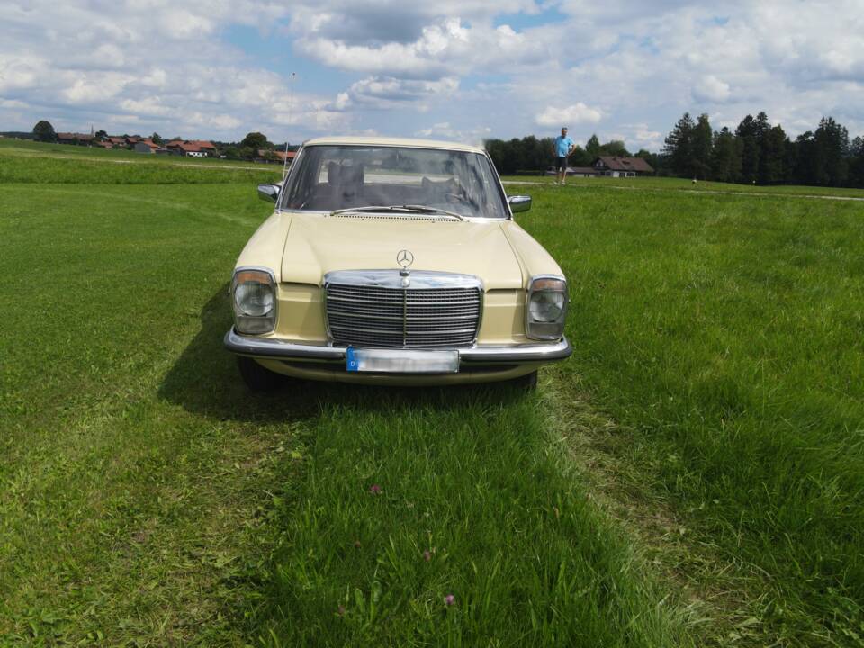 Immagine 3/32 di Mercedes-Benz 200 (1974)