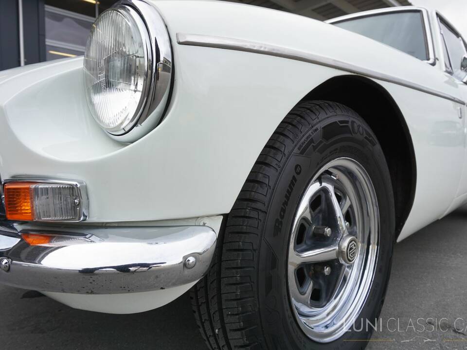 Image 17/54 de MG MGB GT (1974)