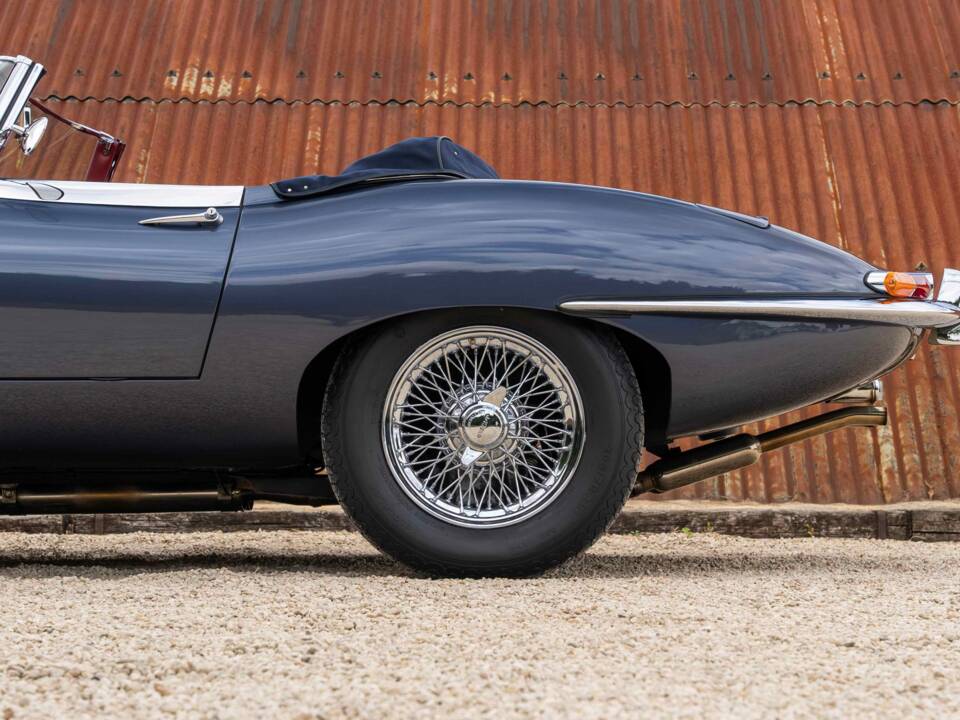 Image 15/27 of Jaguar Type E 4.2 (1965)