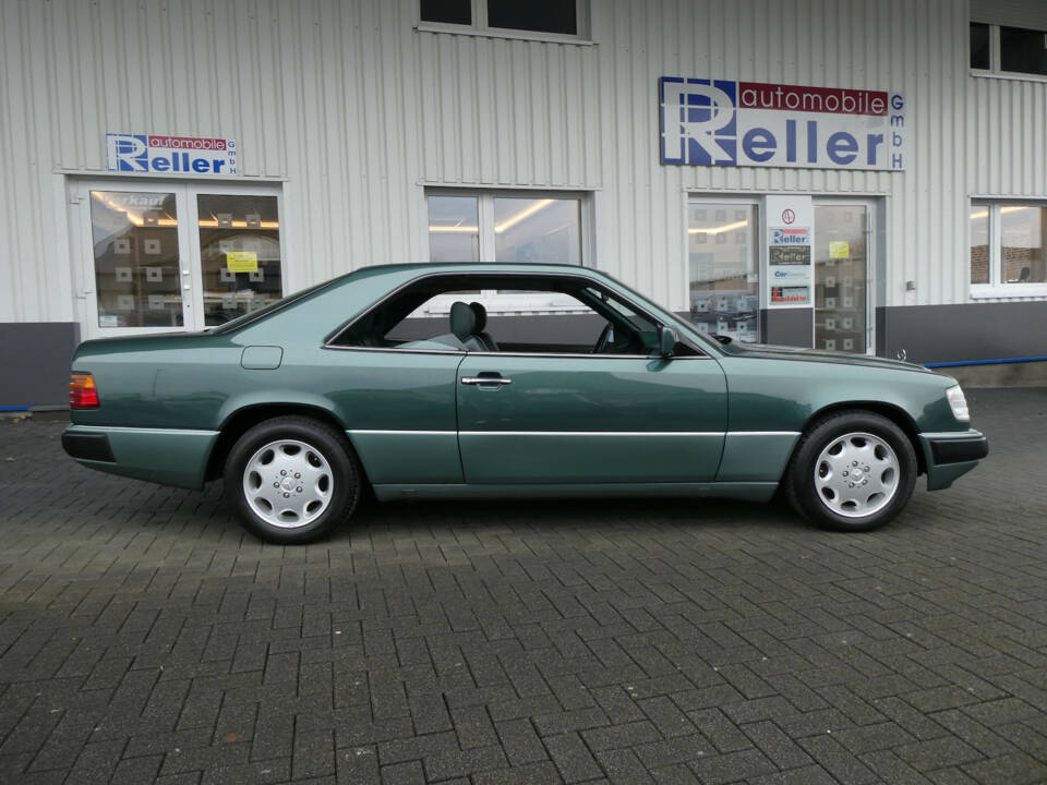 Bild 8/28 von Mercedes-Benz E 320 (1993)