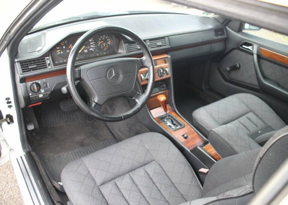 Bild 2/8 von Mercedes-Benz 220 CE (1993)