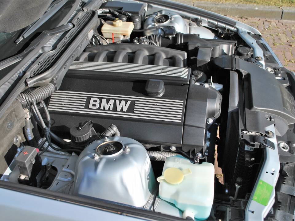 Image 27/50 de BMW 323i (1996)