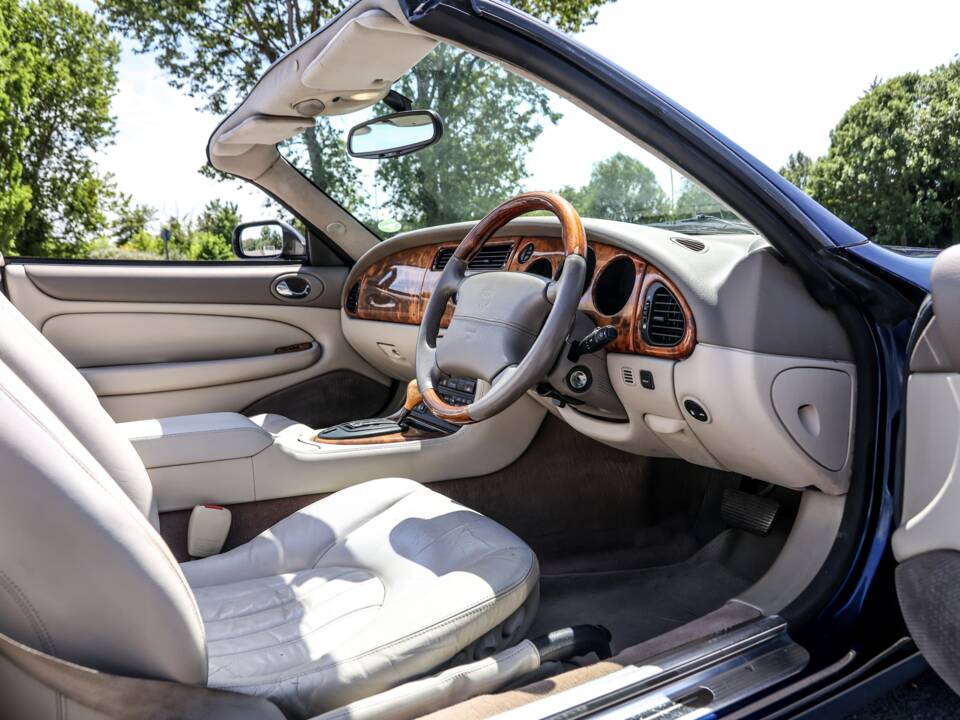 Image 16/36 of Jaguar XK8 4.0 (2001)
