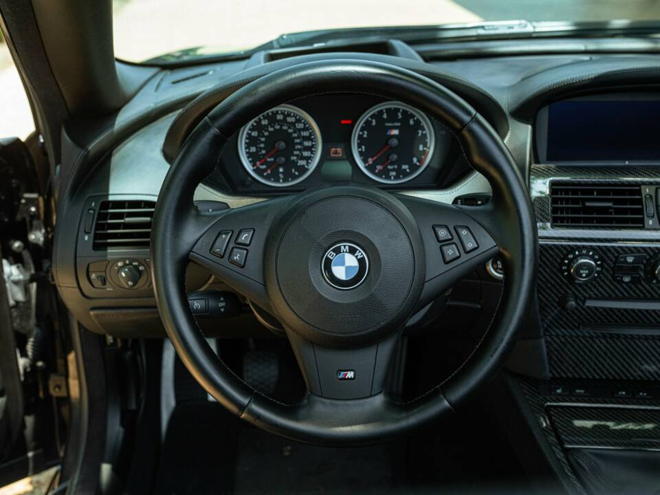 Image 37/50 of BMW M6 (2007)