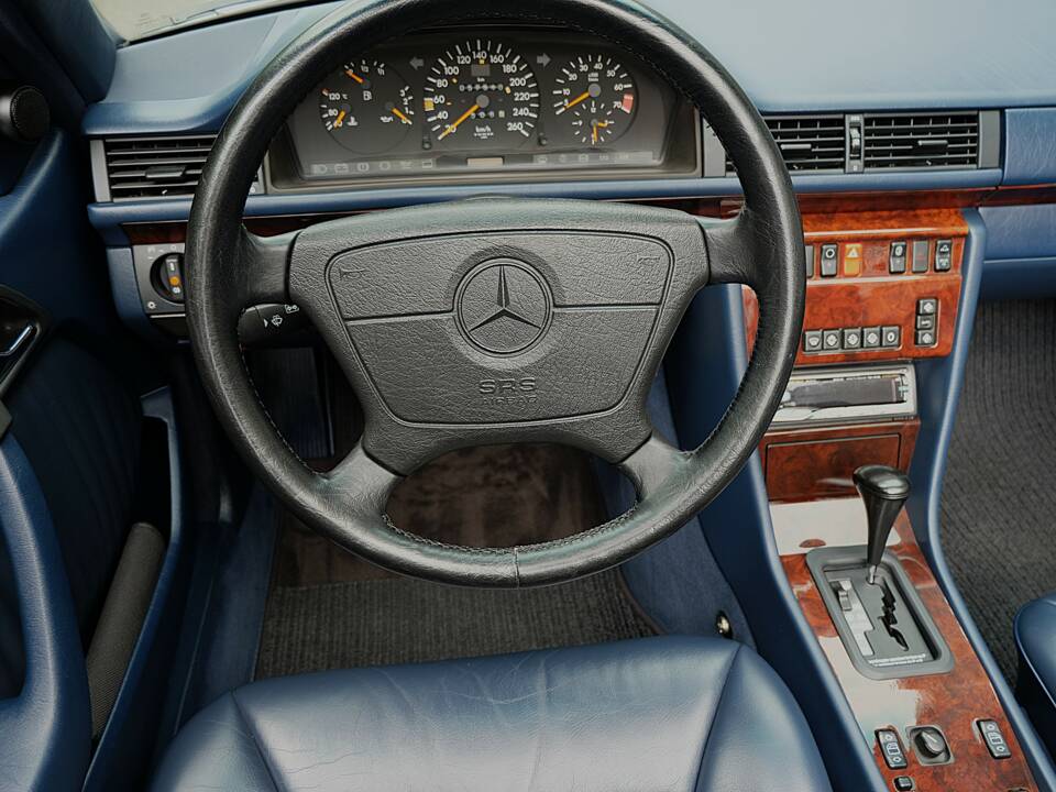 Image 18/69 of Mercedes-Benz E 320 (1994)