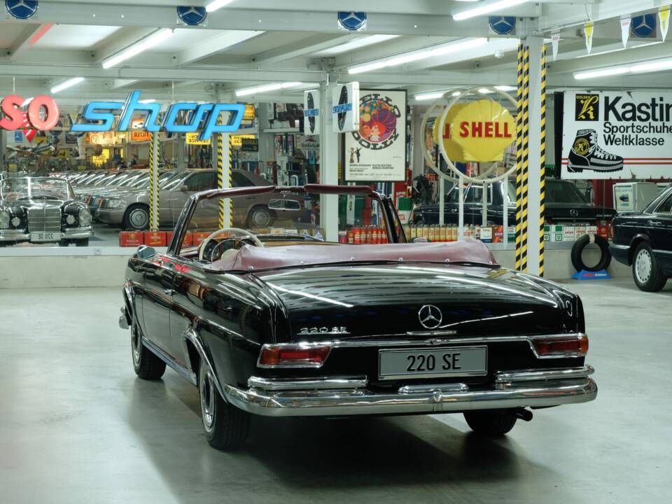 Image 12/50 of Mercedes-Benz 220 SE b (1963)