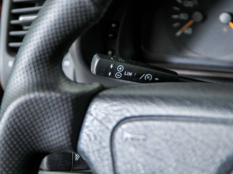 Image 36/50 of Mercedes-Benz CLK 430 (1999)
