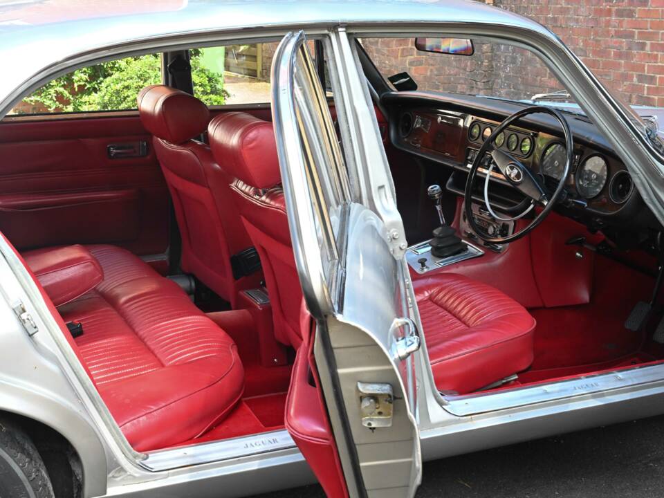 Image 44/50 of Jaguar XJ 6 4.2 (1971)