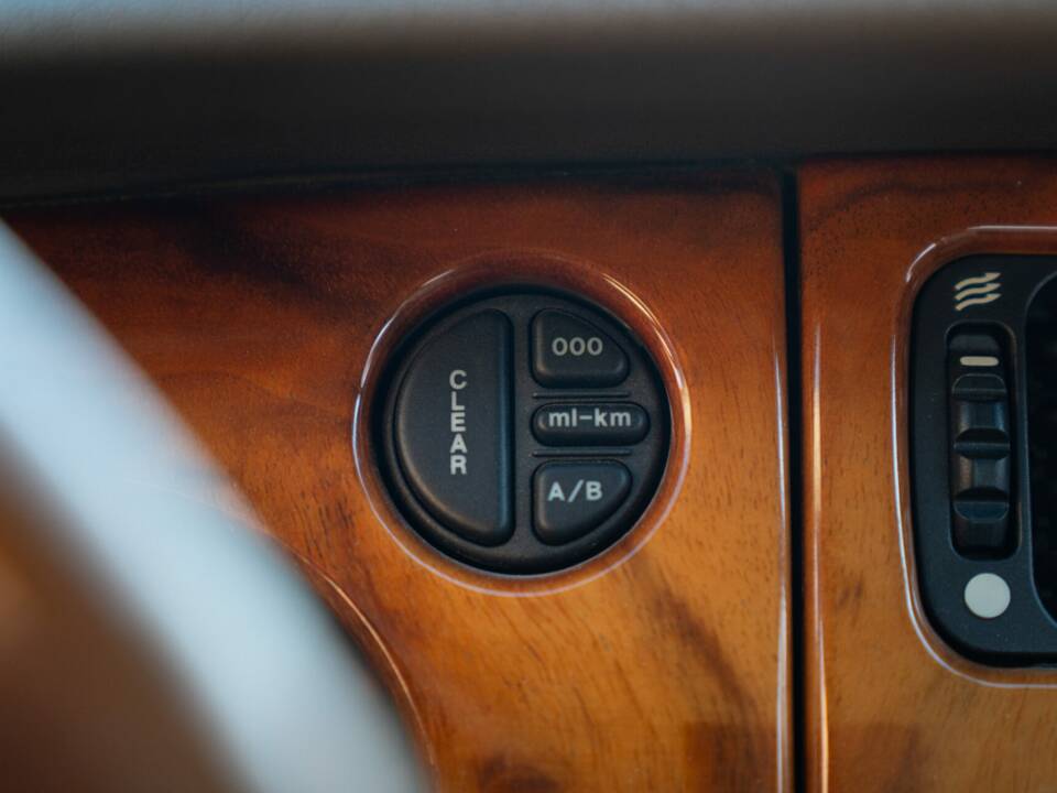 Image 31/50 of Jaguar XK8 4.0 (1998)