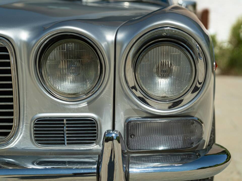 Image 21/50 of Jaguar XJ 6 4.2 (1970)