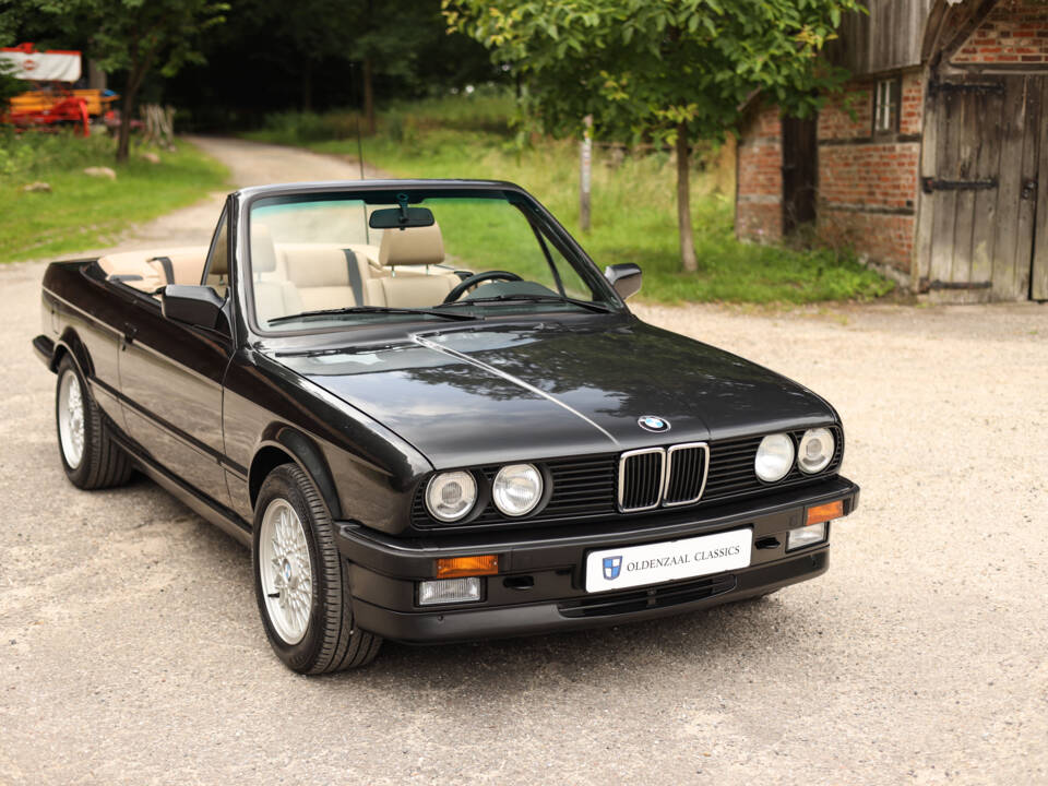 Image 2/83 de BMW 325i (1990)