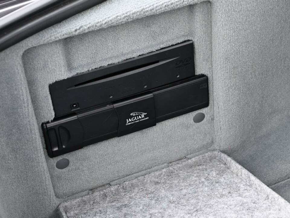 Image 46/50 de Jaguar XJ 8 4.2 (2009)