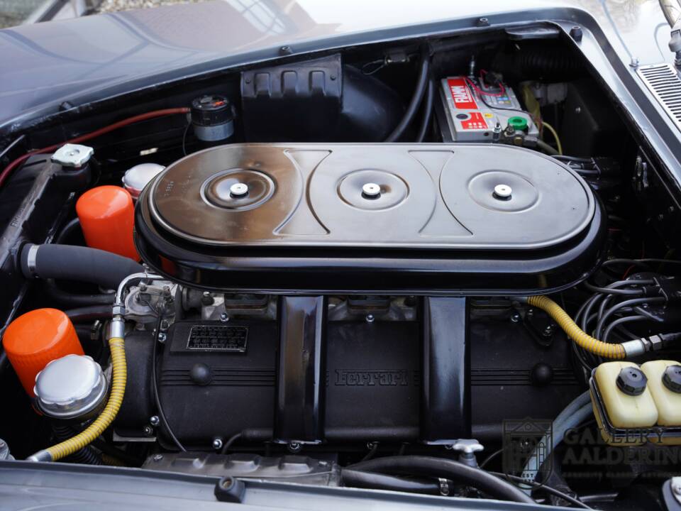 Image 7/50 de Ferrari 330 GT 2+2 (1965)