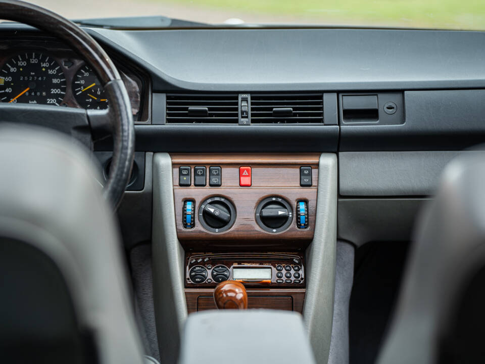 Image 28/66 of Mercedes-Benz 200 TE (1989)