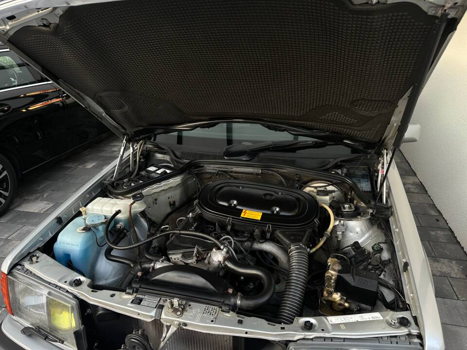 Immagine 8/49 di Mercedes-Benz 190 E (1990)