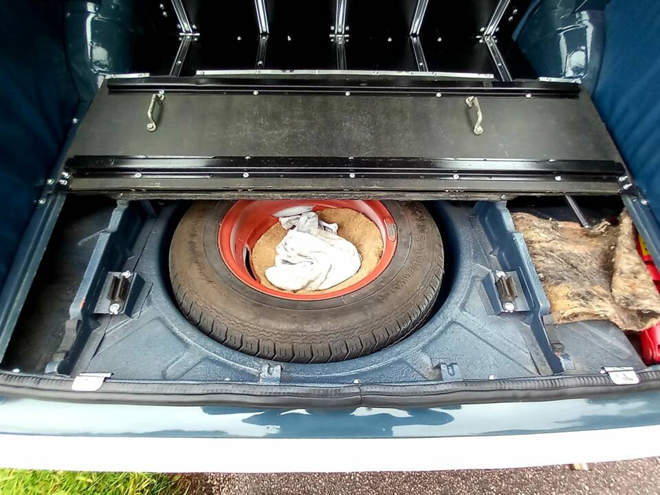 Image 27/93 of Triumph Herald 1200 (1964)