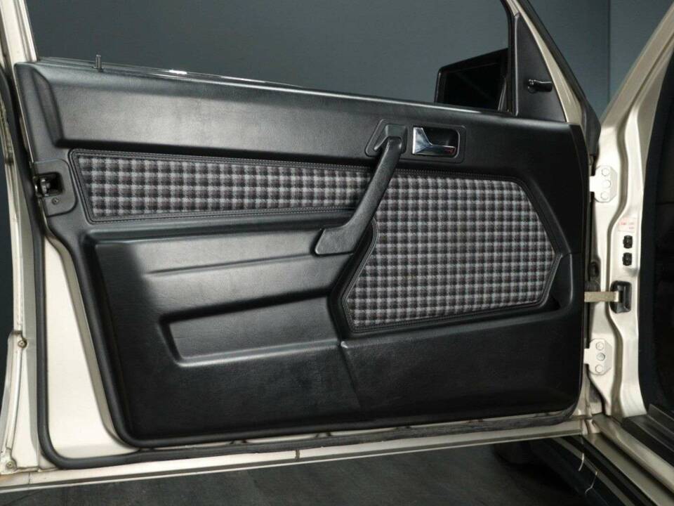 Image 9/30 of Mercedes-Benz 190 E 2.3-16 (1984)