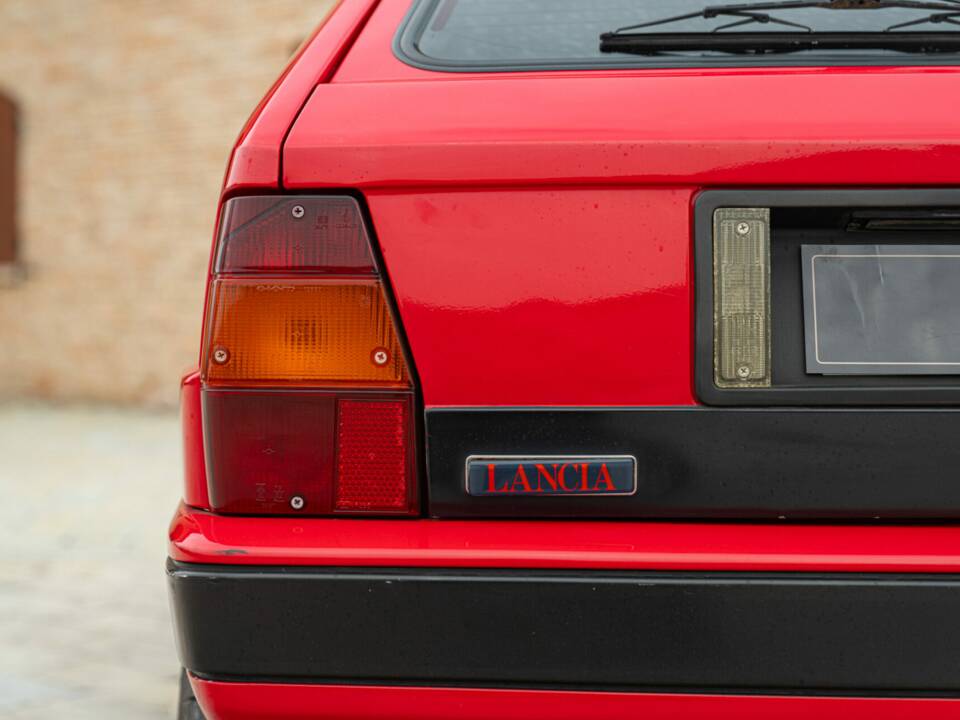 Image 13/50 of Lancia Delta HF Integrale 16V (1989)