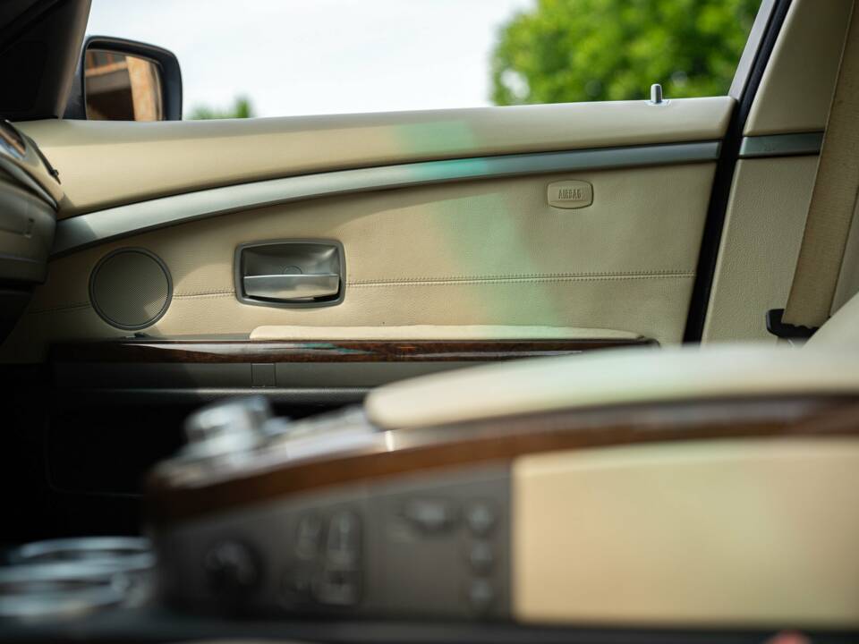 Bild 29/50 von BMW 745d (2005)